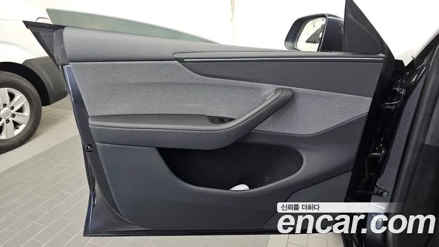 Tesla Model Y — Фото автомобиля 13