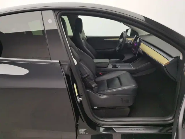 Tesla Model Y — Фото автомобиля 23