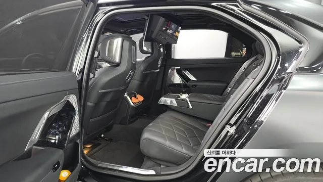 BMW i7 G70 — Фото автомобиля 11