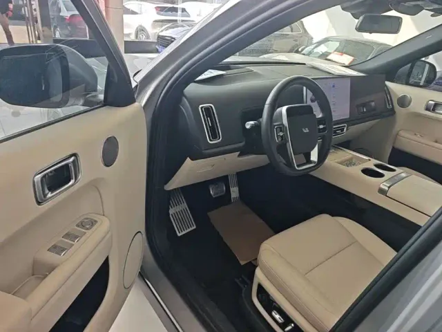 Li Auto L8 — Фото автомобиля 15