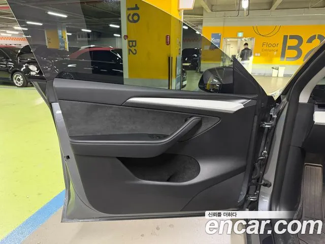 Tesla Model Y — Фото автомобиля 13