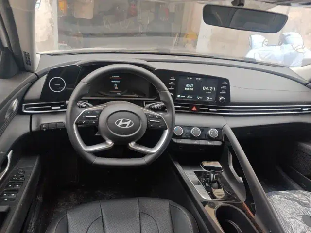 Hyundai Elantra — Фото автомобиля 12