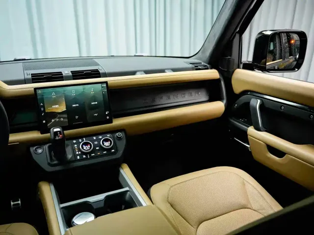 Land Rover Defender — Фото автомобиля 13