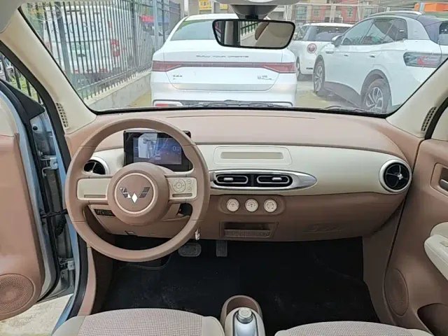Wuling Motors Hongguang MINIEV 2025 4-Door Premium Edition — Фото автомобиля 9