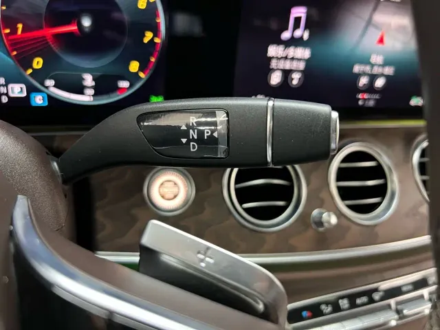 Mercedes-Benz E-Class — Фото автомобиля 23