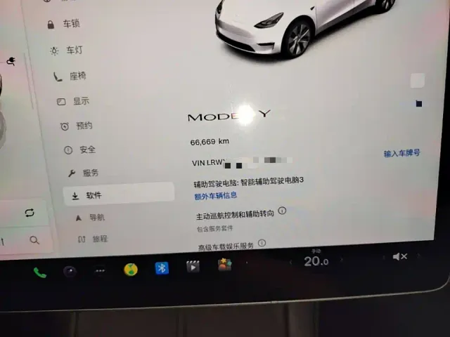 Tesla Model Y — Фото автомобиля 11