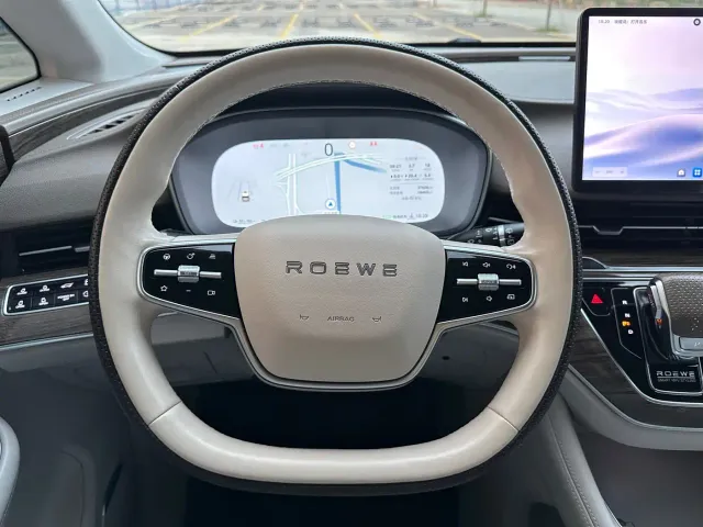 Roewe iMAX8 — Фото автомобиля 24