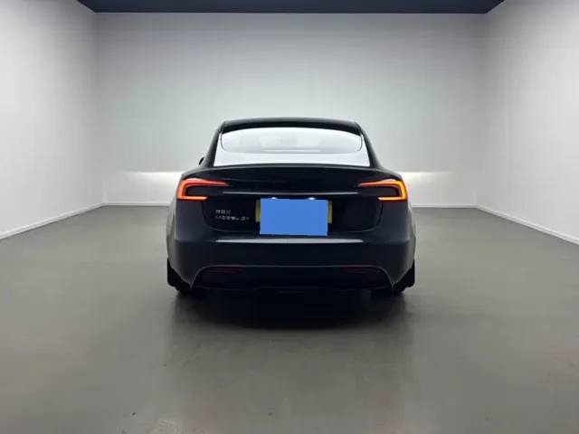 Tesla Model 3 — Фото автомобиля 4