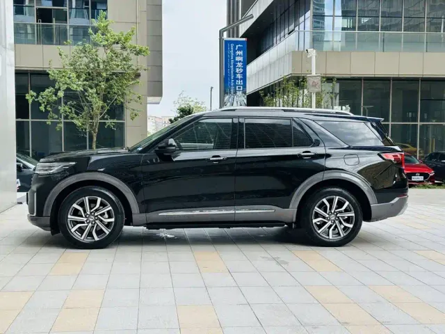 Ford Explorer — Фото автомобиля 4