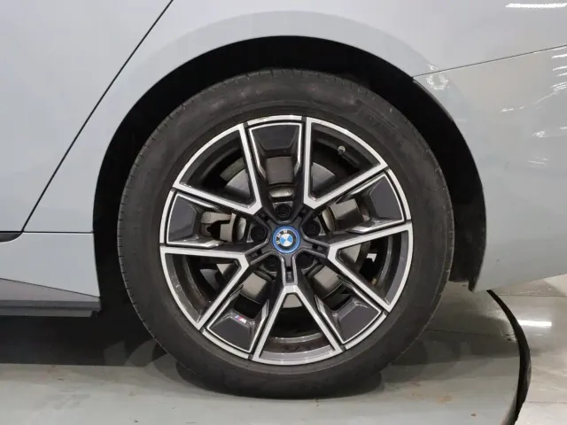 BMW i4 — Фото автомобиля 21