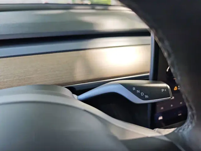 Tesla Model 3 — Фото автомобиля 9