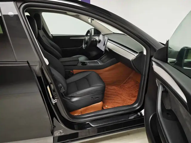 Tesla Model Y — Фото автомобиля 12