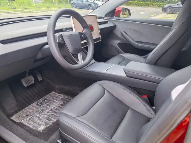 Tesla Model 3 — Фото автомобиля 5