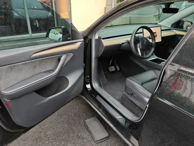 Tesla Model Y — Фото автомобиля 13