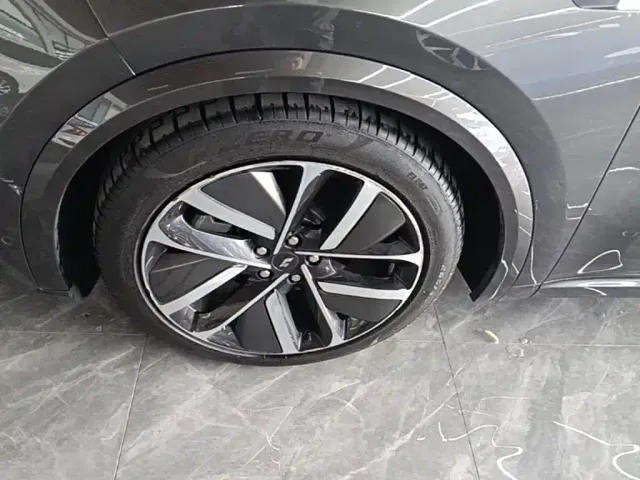 Li Auto L8 — Фото автомобиля 22