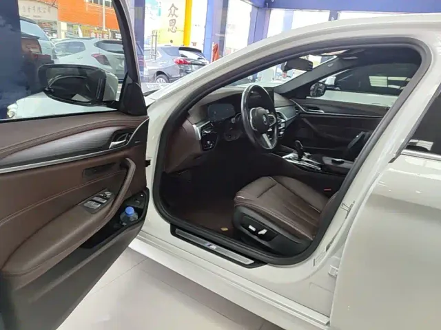 BMW 5 Series — Фото автомобиля 15