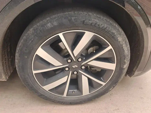 Li Auto L8 — Фото автомобиля 6