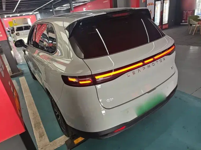 Leapmotor B10 — Фото автомобиля 4