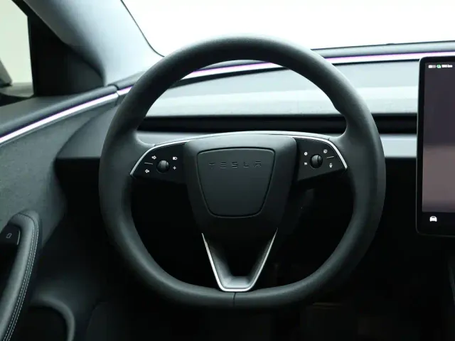 Tesla Model 3 — Фото автомобиля 14