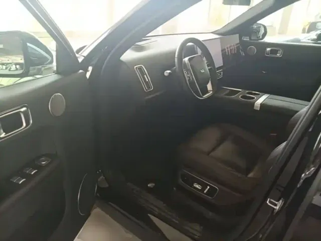 Li Auto L8 — Фото автомобиля 15