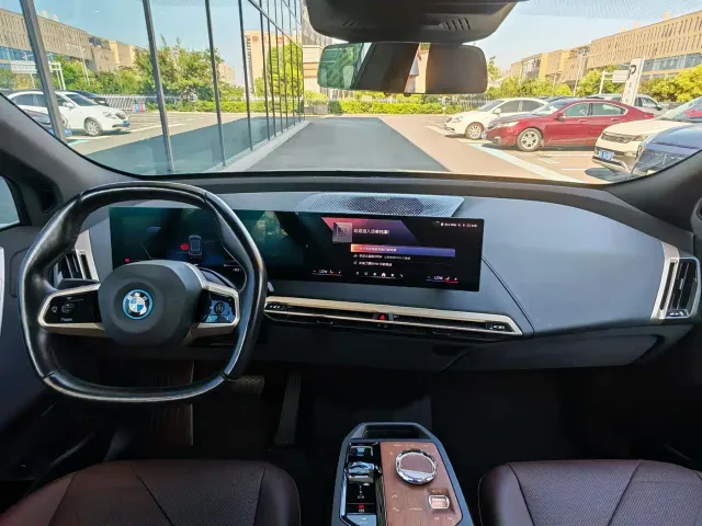 BMW iX — Фото автомобиля 14