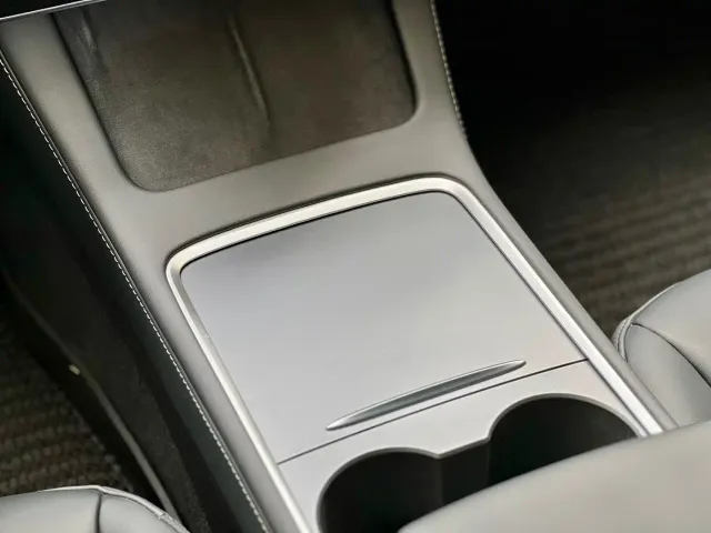 Tesla Model 3 — Фото автомобиля 9