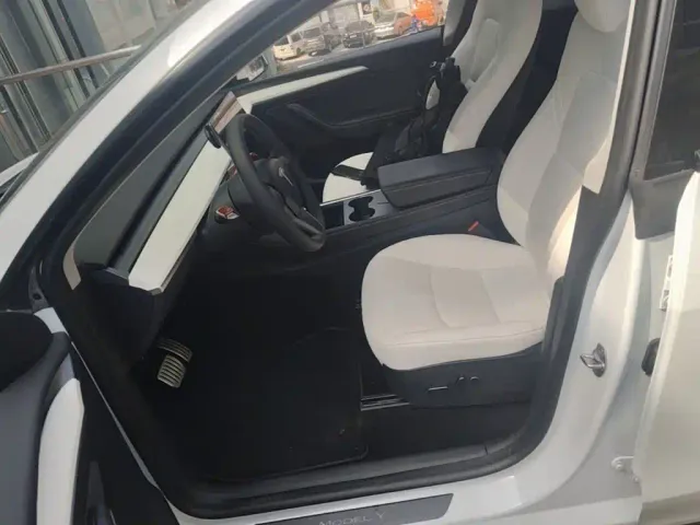 Tesla Model Y — Фото автомобиля 14
