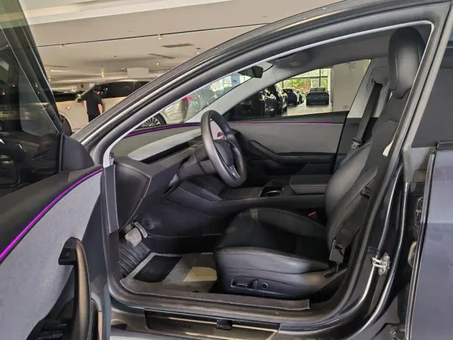 Tesla Model 3 — Фото автомобиля 5