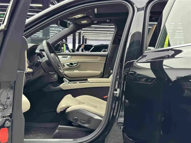 Volvo XC90 — Фото автомобиля 6