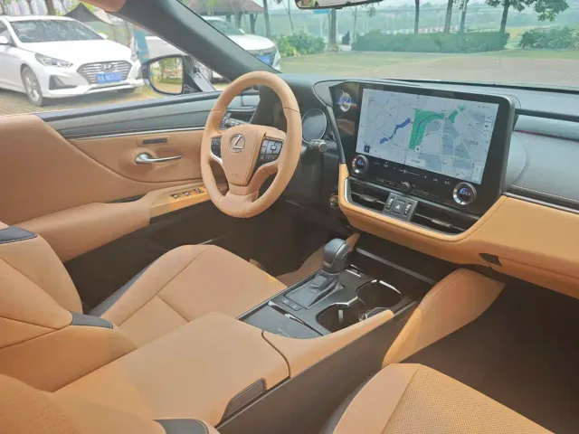 Lexus ES — Фото автомобиля 16