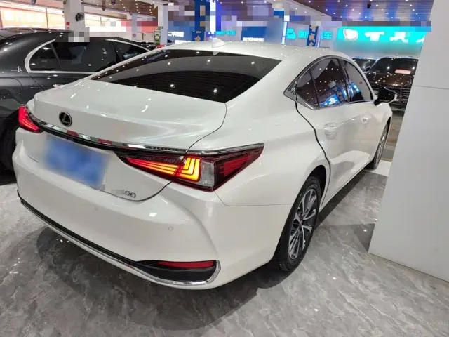 Lexus ES — Фото автомобиля 4