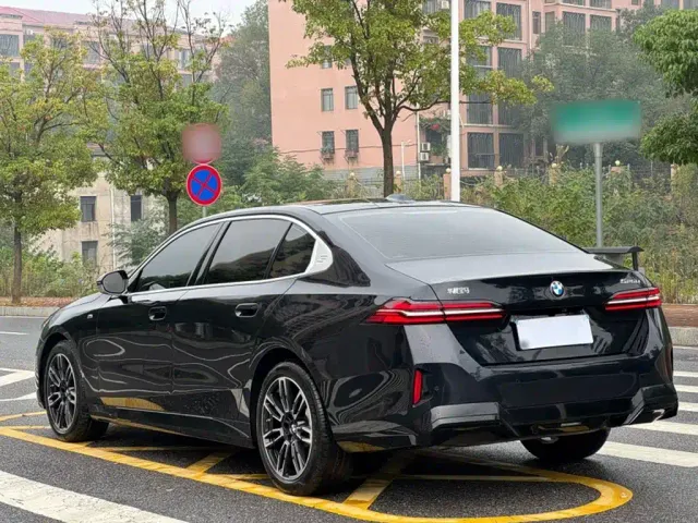 BMW 5 Series — Фото автомобиля 9