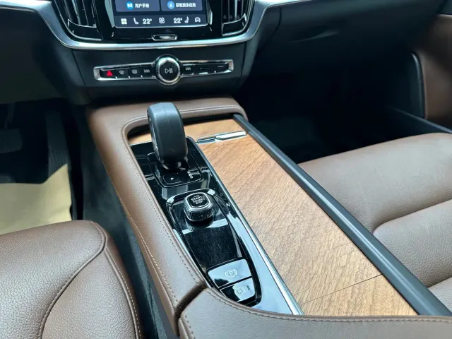 Volvo S90 — Фото автомобиля 13