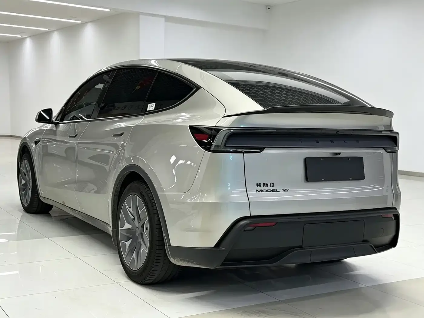 Tesla Model Y L 2025 Facelift Long Range AWD — Фото автомобиля 4
