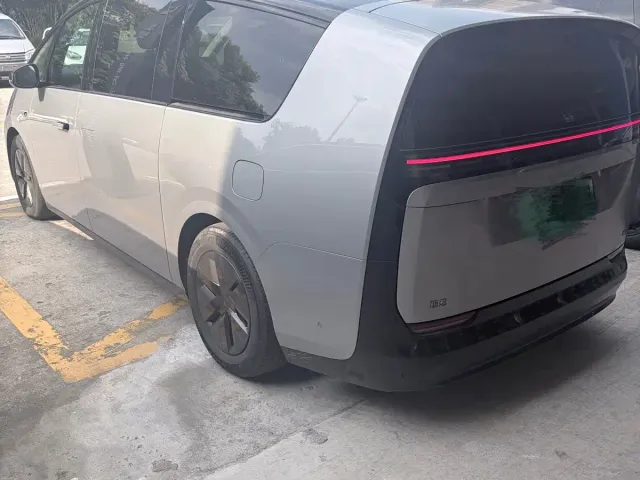 Li Auto MEGA — Фото автомобиля 3