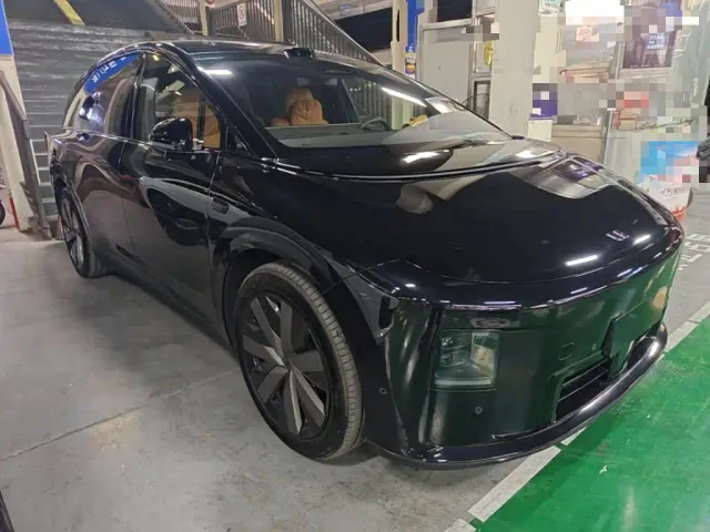 Li Auto i8 — Фото автомобиля 3
