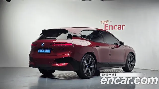 BMW iX — Фото автомобиля 2