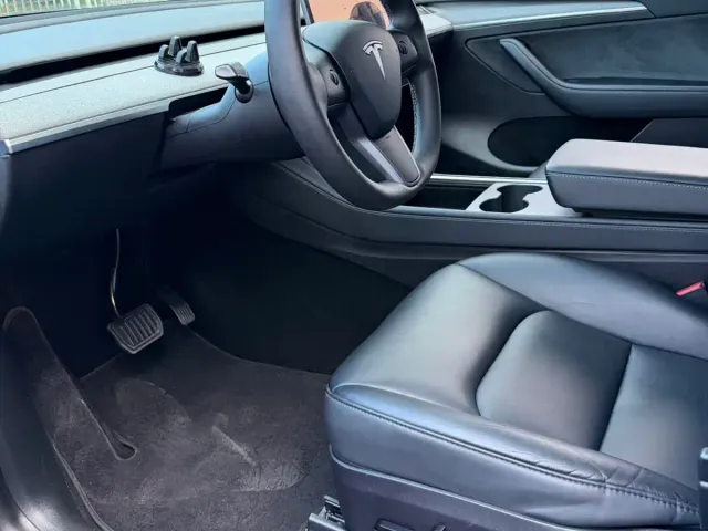 Tesla Model Y — Фото автомобиля 9