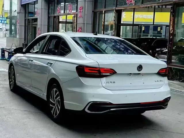 Volkswagen Lavida 2023 1.5L Auto Delight Edition — Фото автомобиля 7
