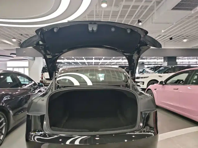 Tesla Model 3 — Фото автомобиля 18