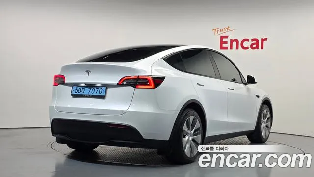 Tesla Model Y — Фото автомобиля 2