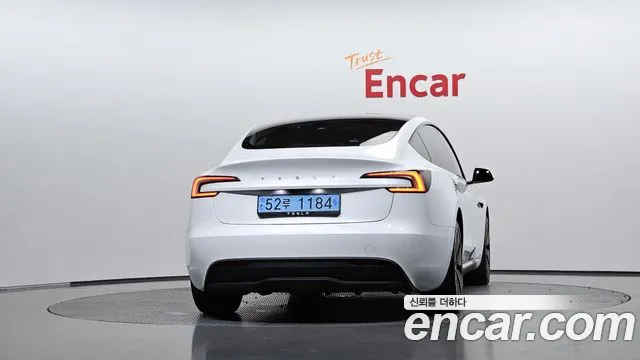 Tesla Model 3 — Фото автомобиля 4