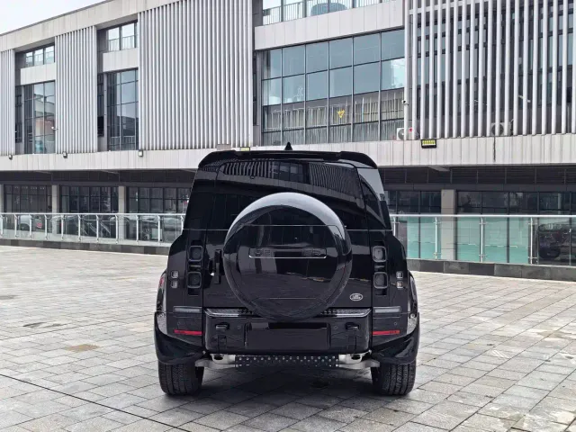 Land Rover Land Rover Defender 2025 110 3.0T P400 -Dynamic HSE — Фото автомобиля 18