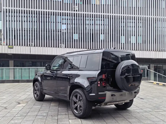 Land Rover Defender — Фото автомобиля 7