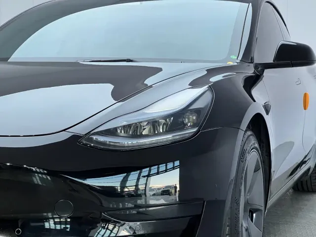 Tesla Model 3 — Фото автомобиля 4