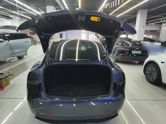 Tesla Model 3 — Фото автомобиля 18
