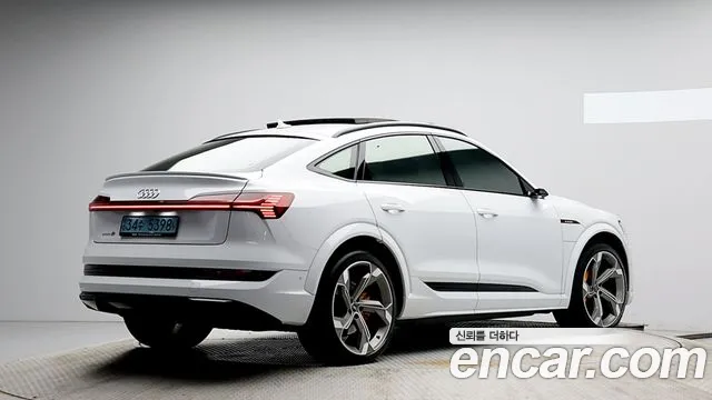 Audi e-tron — Фото автомобиля 4