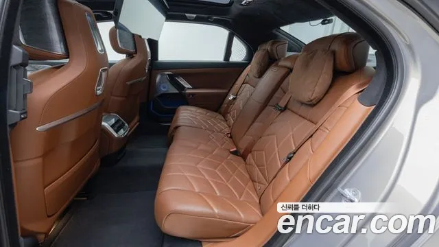 BMW i7 — Фото автомобиля 12