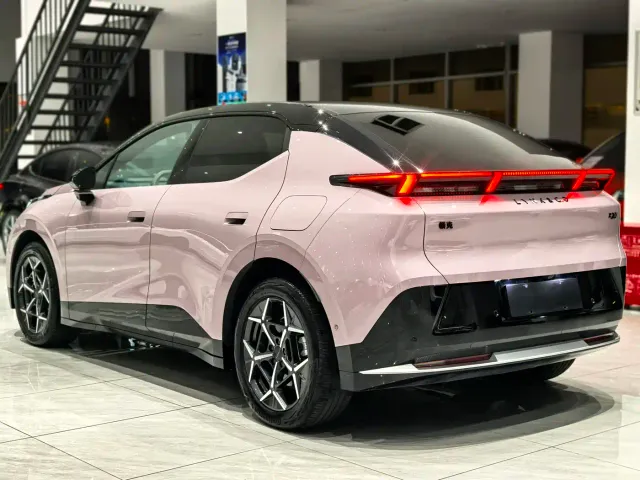 Lynk & Co Z20 — Фото автомобиля 6