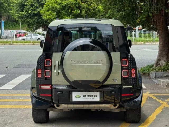 Land Rover Defender — Фото автомобиля 14